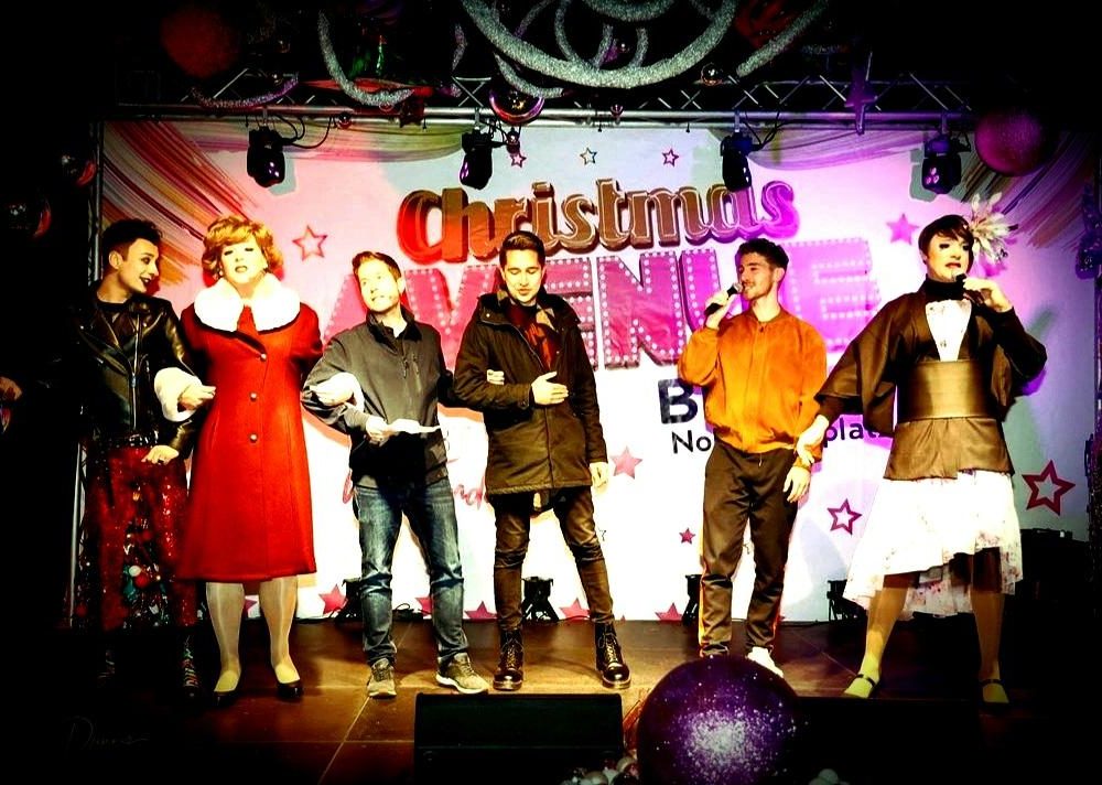 Lebhafte Bühnenshow vor LGBTQIA-Community auf der Christmas Avenue, Berlin