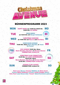 Ein lebendiges Plakat für 'Christmas Avenue' zeigt das wöchentliche Bühnenprogramm für 2023. Jeder Wochentag von Montag bis Sonntag ist in verschiedenen Farben hervorgehoben, mit entsprechenden Veranstaltungen und Zeiten. Veranstaltungen umfassen 'Happy Hour', 'Drag Bingo', 'Weihnachtskaraoke', 'Eurovision Avenue' und verschiedene Live-DJ-Auftritte. Das Plakat ist mit weihnachtlichen Grafiken wie Schneeflocken und einem Baum geschmückt und enthält unten die Namen verschiedener Künstler und DJs. Der Hintergrund suggeriert eine festliche Atmosphäre mit einem spielerischen und inklusiven Ambiente.